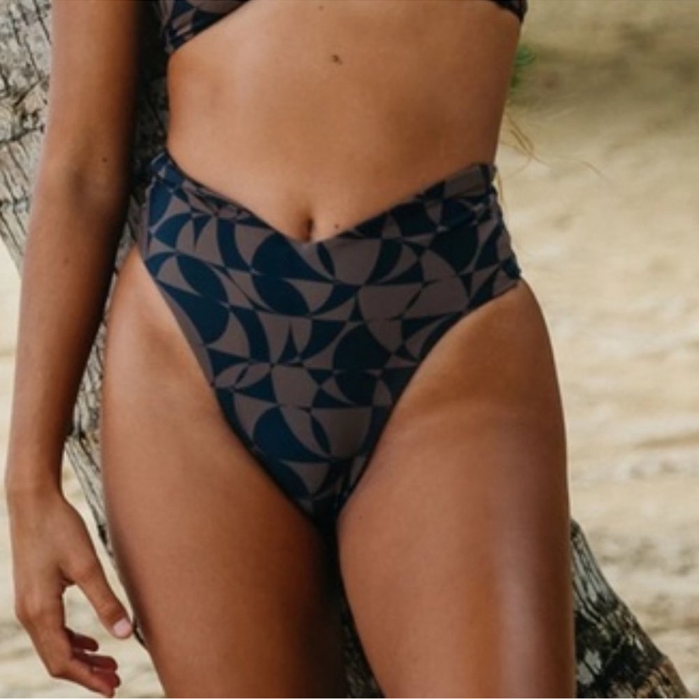 Skatie Melly bikini bottoms in Honolulu print size large 🖤
